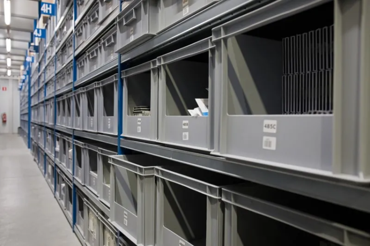 5 toepassingen van kunststof magazijnbakken in productie en logistiek