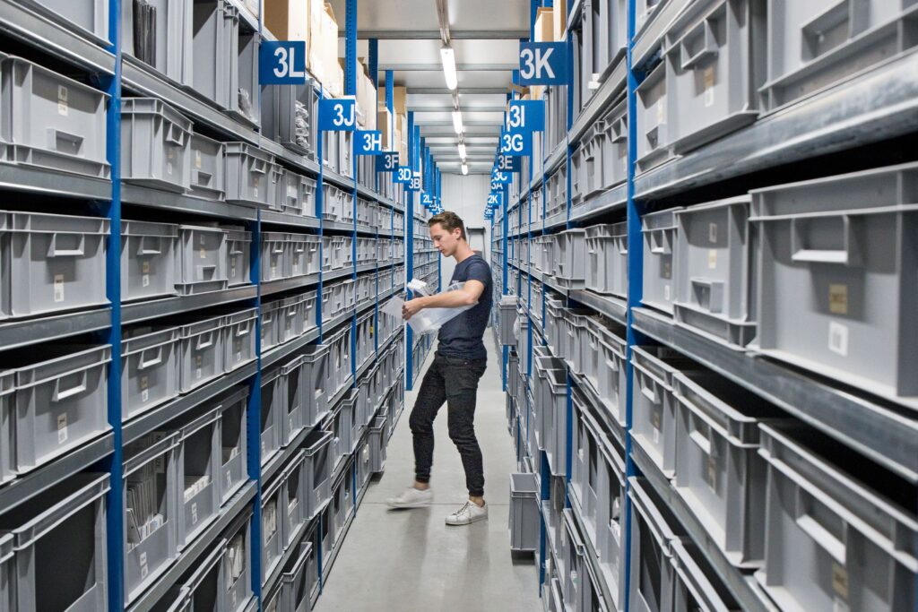 5 slimme toepassingen voor een magazijnbak – werk sneller, bespaar ruimte & verminder pickfouten